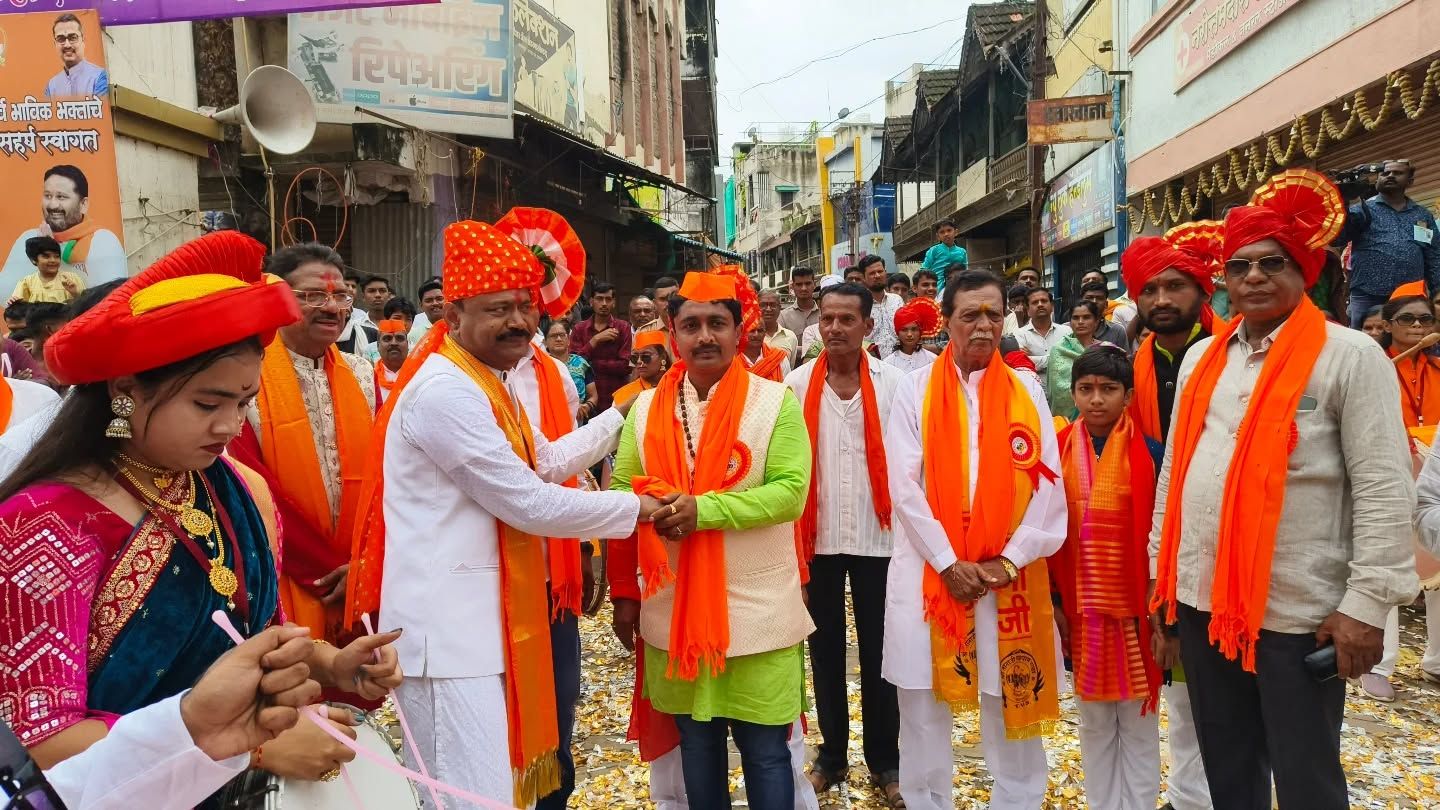 Former MLA Rana Dilipkumar Sananda felicitated the chairman and office bearers of the board during the Ganesh Visarjan procession.