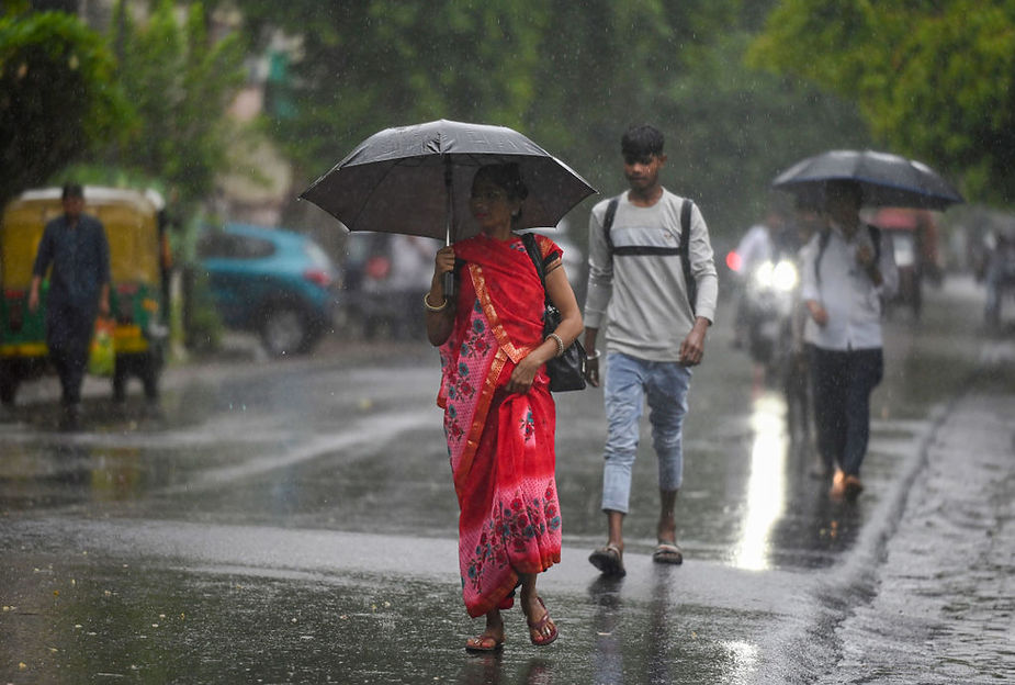 IMD warns of heavy rainfall in Gujarat, orange alerts for select districts
