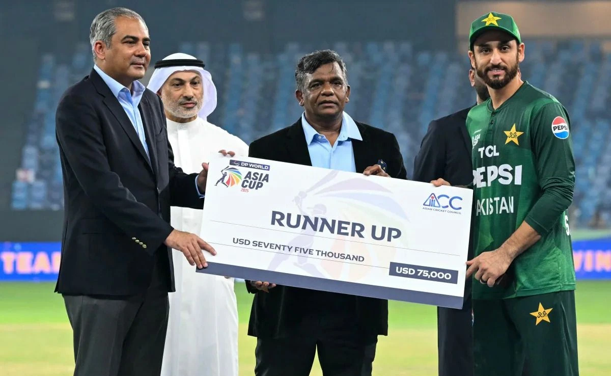 मोहसिन नकवी ने एशिया कप ट्रॉफी न मिलने पर भारत को चौंकाया; शर्मनाक कदम ने टीम की जीत की रात को खराब कर दिया