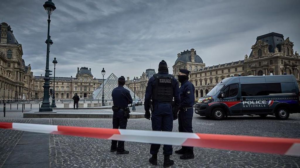 Thieves Plunder Paris’s Louvre Museum in Just Seven Minutes