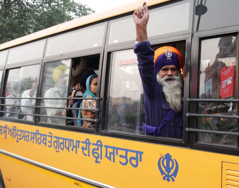 Indian Sikh Pilgrims Depart for Pakistan: Jatha Leaves from Attari-Wagah Border, Know the Reason