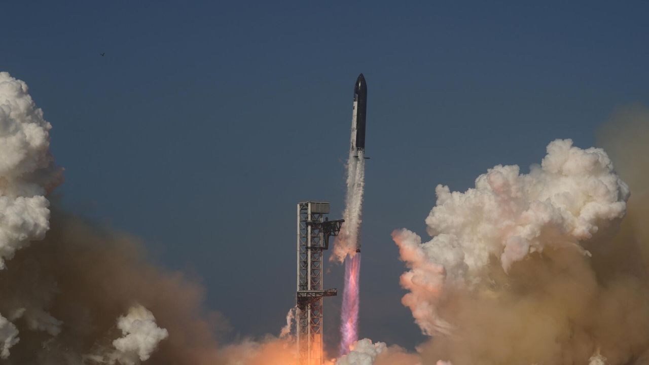 SpaceX Starship’s 12th Test Flight Hits a Major Snag, Booster Anomaly Reported Over Gulf