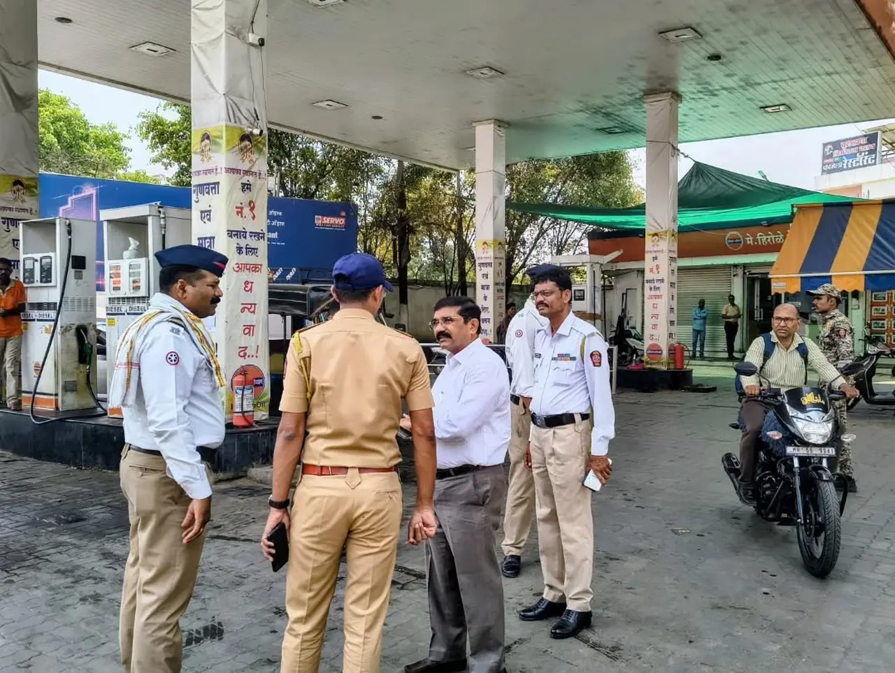 Buldhana District Collector Makes Surprise Visits to Petrol Pumps, Warns Hoarders of Strict Action