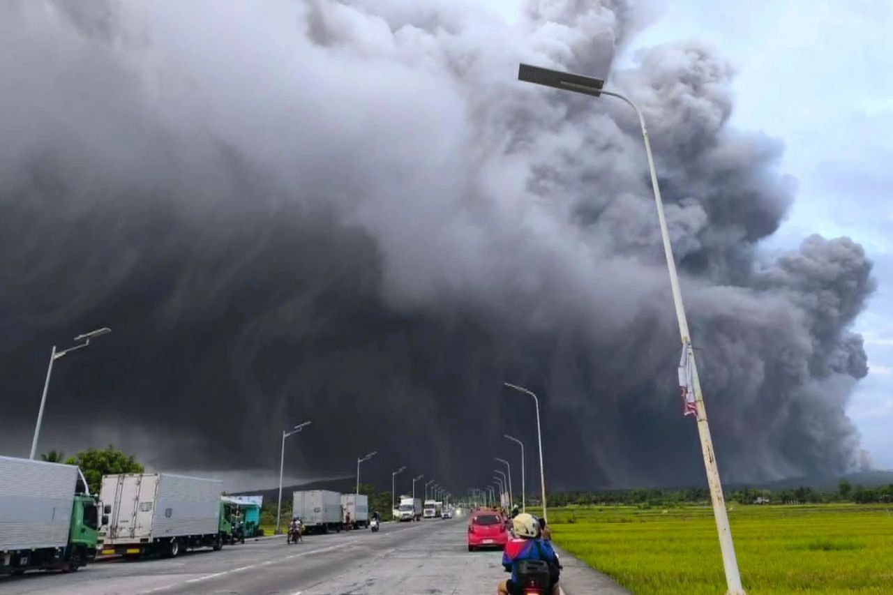 Mayon Volcano Ashfall Displaces Over 300 Families Across Philippines Villages