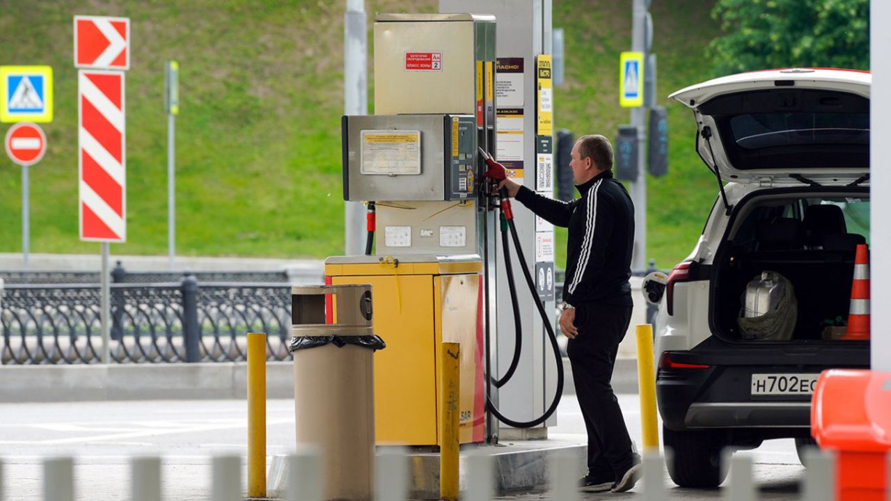 Fuel Rationing Hits Moscow and the Far North as Drone Strikes Bite
