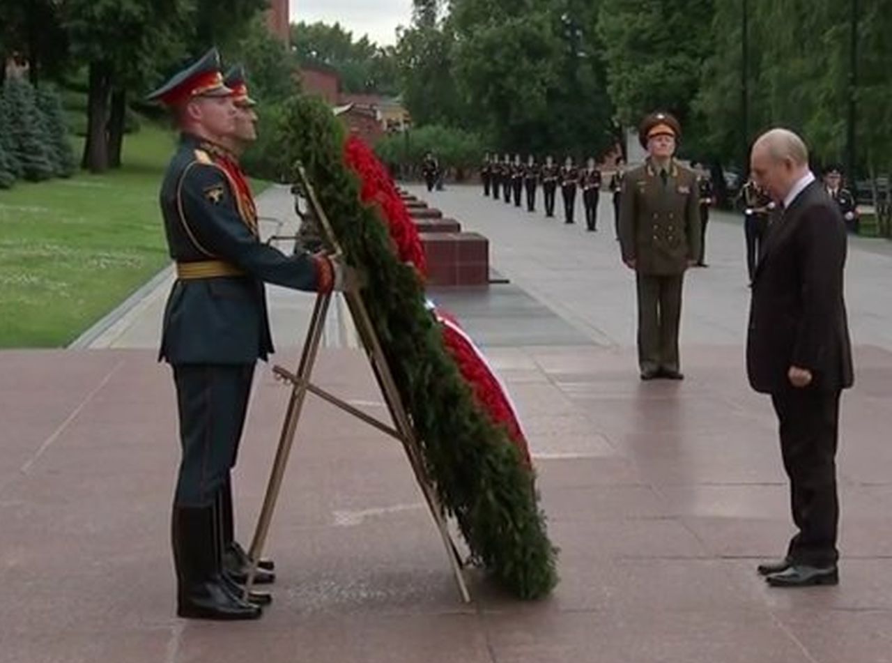 Putin Observes Moment of Silence to Honor WWII Fallen at Moscow’s Eternal Flame