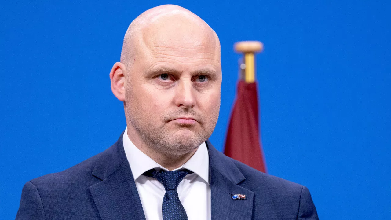 Latvia’s PM Urges EU to Stop Giving Russians Tourist Visas