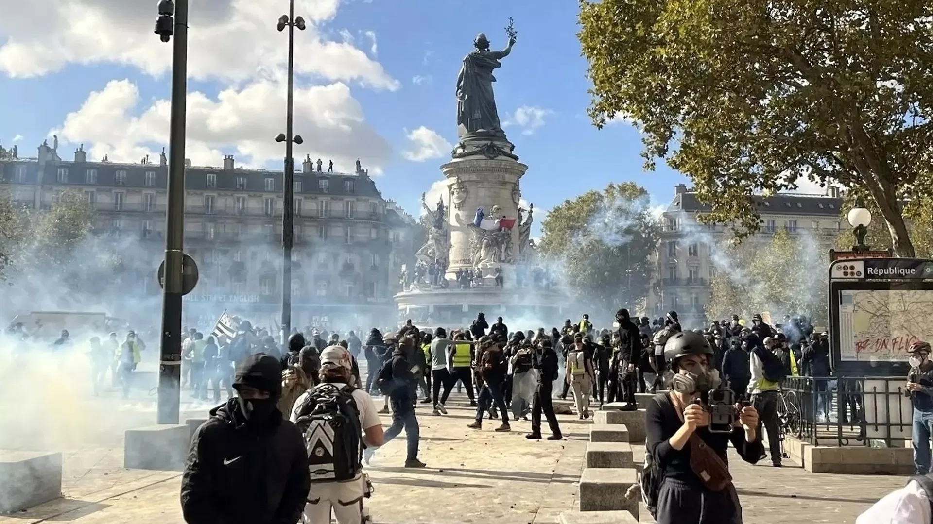 French Presidential Candidate Calls for Macron’s Resignation After Nationwide Protests